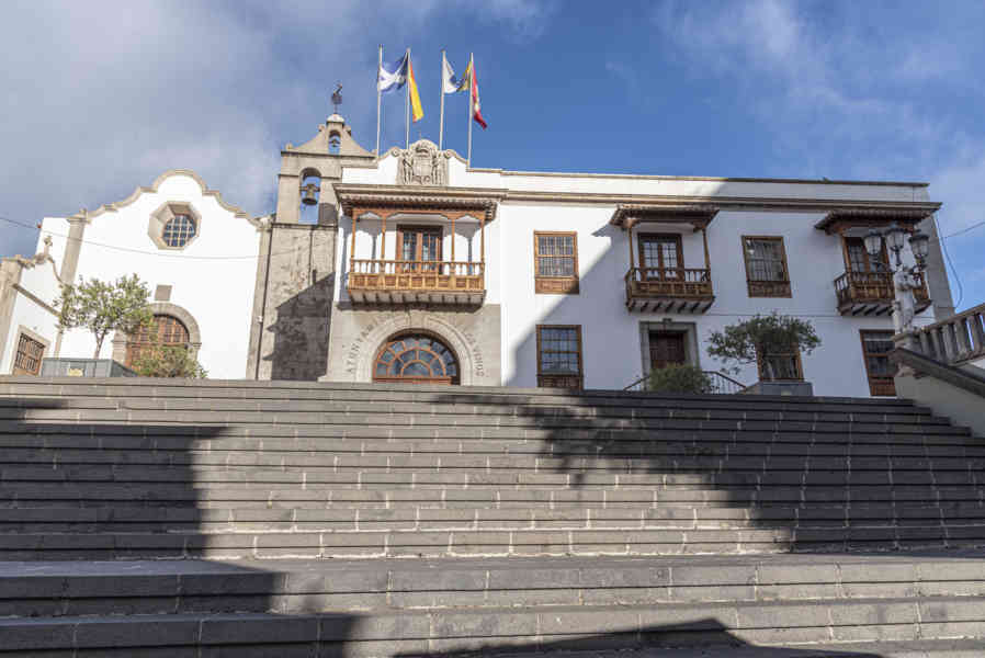 Tenerife 209 - Icod de los Vinos - Ayuntamiento y iglesia de San Agustín.jpg